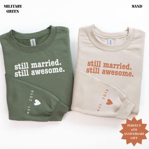 Grappig sweatshirt voor 9e verjaardag voor stel nog steeds getrouwd nog steeds geweldig aangepaste mouw jaar bijpassende huwelijkscadeau voor haar en hem Unisex