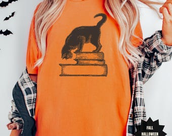 Black Cat and Books Shirt Gothic Book Lover Tee Witchy Reading Shirt voor vrouwen Halloween Cat Tshirt Dark Academia Bookish Gift Literary Cat