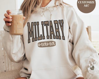 Felpa con cappuccio per mamma militare, Felpa con cappuccio per mamma militare personalizzata, Felpa con cappuccio per famiglia militare personalizzata, Felpa con cappuccio per moglie militare con nome sulla manica personalizzata