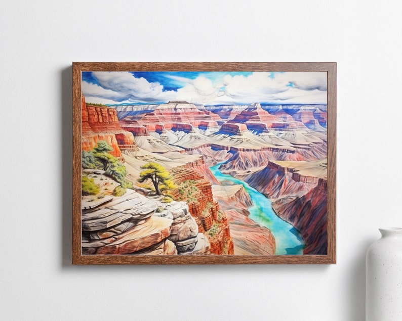 Op de afbeelding: Een ingelijst aquarel schilderij van de Grand Canyon, met een kronkelende rivier die door de canyon stroomt. Het schilderij toont een levendige blauwe lucht met pluizige witte wolken, en de canyonwanden zijn een mix van rode, oranje en bruine tinten.