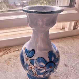 Hand-Painted Tlaquepaque Mexico Bud Vase – Blue Floral Folk Art Pottery – Small Signed Ceramic Vase – Vintage Studio Pottery Blue and white