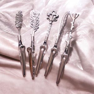 Decoratieve lange nagelhulpclip – pinautomaat/armbandhulp – kies je ontwerp – roos, kroon, dennenappel, veer of tak