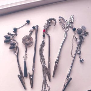 Accrocheurs de cartes de crédit gothiques et glamour | Longues pinces à ongles avec breloques | papillon, lune, styles floraux | Extracteur de cartes de débit à perles
