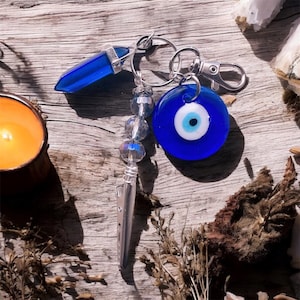 Mini pinautomaatclip met boze oog-bedel en blauwe kwarts zeshoekige steen, armbandmaatje, helper lange nagel