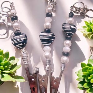 ATM-kaartclip met zwart-witte hartkralen | Lange nagelhulp | Betaalpasgrijper | Armband Buddy-sleutelhanger | Cadeau voor haar