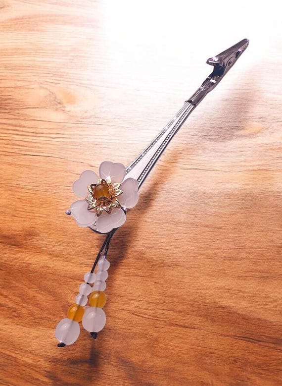 Elegant Floral Spoon Handle ATM Card Clip  Long Nail Friendly Helper with White  Yellow Accents – Gift for Her Vintage Style
