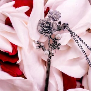 Gotische roos ATM-kaartclip | Lange nagelhulpstick met parelaccenten | Bankpas met donkere bloemen | Romantisch gothic cadeau
