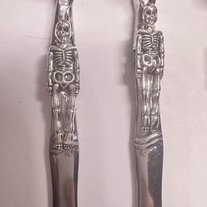 Zilveren lepelklem met skelet – gotische Halloween-betaalkaartgrijper, vintage-geïnspireerde lange nagelhulp, spookachtig herfstaccessoire
