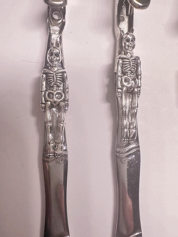 Spooky Chic Skeleton ATM Clip vintage spoon hande – Gothic Multi-Tool for Long Nails!”, Bracelet helper