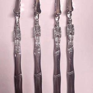 Spooky Chic Skeleton ATM-clip vintage lepelhandje – Gothic multitool voor lange nagels!”, armbandhulp