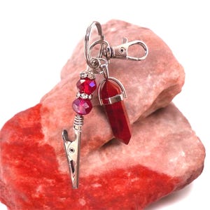 Red Crystal ATM Card Clip Helper Sleutelhanger | Betaalpashouder met lange spijker | Rode edelsteen sleutelhanger | Portemonnee bedel | Cadeau voor haar Minimaat