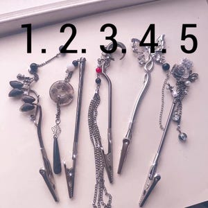 ゴシックでグラマラスなATMカードグラバー - チェーン、チャーム、ブラックのアクセントが付いたロングネイルクリップツール。お好みのスタイルをお選びください。