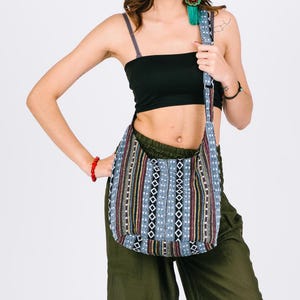 Sac à bandoulière ethnique, sac à main à bandoulière festival bohème pour femme, sac à main porté épaule fait main - sacoche en coton hippie bleu naga avec un charme décontracté