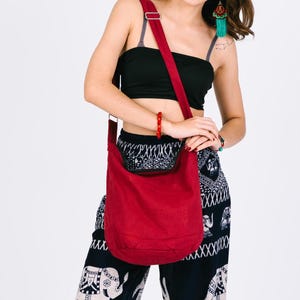 Hippie Umhängetasche Crossbody Handtasche für Frauen, Handgemachte Boho Sling, Weinrot Baumwolltasche, Reisetasche mit Festival Vibe & Boho Charme