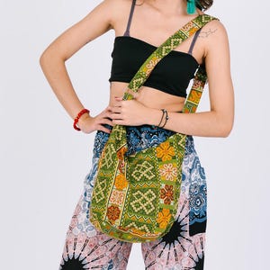 Sac à bandoulière hippie bohème cartable pour femme, sac à main festival fait main, fourre-tout en coton TribeOlive avec breloque de voyage ethnique