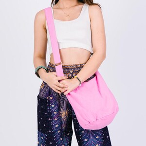 Bolso bandolera hippie para mujer, estilo bohemio, bandolera de algodón. Bolso rosa hecho a mano que añade un toque bohemio informal para festivales.