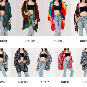 Pu&ograve; includere: Una collezione di nove kimono aperti in vari colori e fantasie. I kimono presentano disegni floreali, geometrici e astratti. Ogni kimono &egrave; indossato sopra un top nero e jeans blu. Vengono visualizzati i codici prodotto RKC01-RKC09.