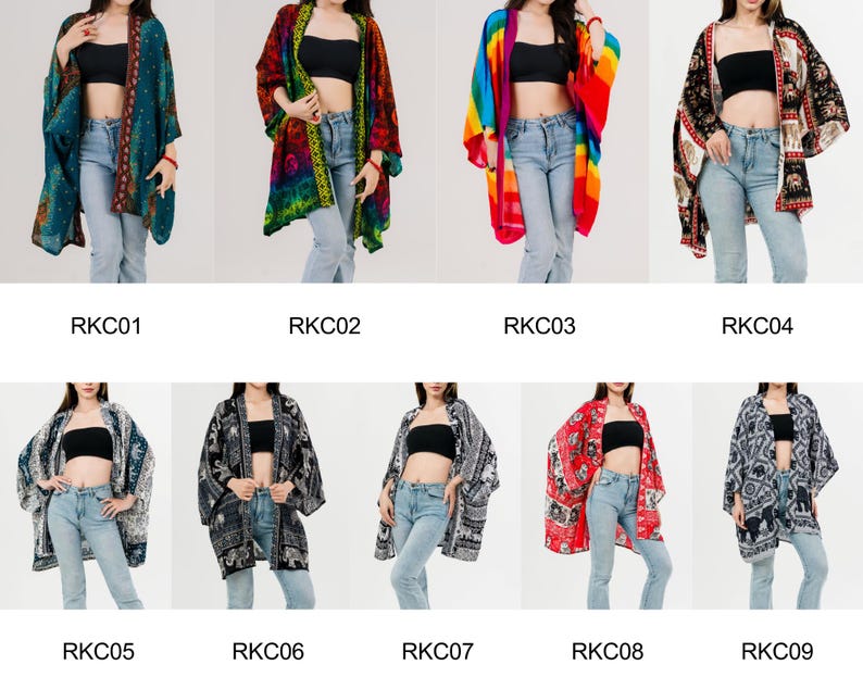 Pu&ograve; includere: Una collezione di nove kimono aperti in vari colori e fantasie. I kimono presentano disegni floreali, geometrici e astratti. Ogni kimono &egrave; indossato sopra un top nero e jeans blu. Vengono visualizzati i codici prodotto RKC01-RKC09.