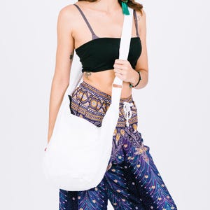 Sac à bandoulière hippie, écharpe bohème en coton, sac à main blanc à bandoulière, sacoche faite main, fourre-tout de voyage pour femme, cadeau hobo décontracté avec breloque bohème