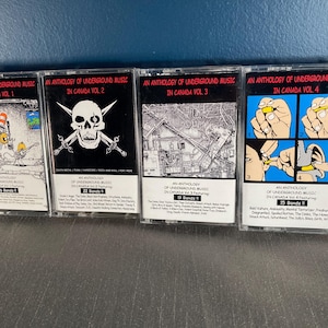 Puede incluir: Cuatro cintas de cassette con ilustraciones en blanco y negro. Las cintas se titulan "An Anthology of Underground Music in Canada" con los volúmenes 1 a 4. Cada cinta tiene una ilustración diferente y un texto que describe los géneros musicales y las bandas incluidas.