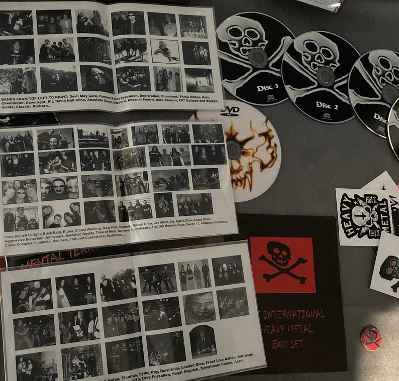 Może przedstawiać: Czarno-biała kolaż zdjęć r&oacute;żnych zespoł&oacute;w heavy metalowych. Kolaż jest częścią większego zestawu pudełkowego, kt&oacute;ry zawiera wiele płyt CD. Zestaw pudełkowy nosi tytuł "International Heavy Metal Box Set".