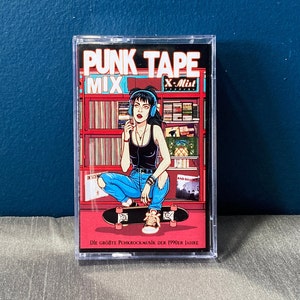 Puede incluir: Una cinta de cassette con el título "PUNK TAPE MIX" con un gráfico de una mujer con auriculares, sentada en una patineta. El fondo muestra una estantería. El texto "DIE GRÖßTE PUNKROCKMUSIK DER 1990ER JAHRE" está en la parte inferior.