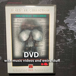 Może przedstawiać: Srebrna obudowa DVD z czarno-białym obrazem czaszki z przodu. Obudowa ma napis "FIVE STAR COLLECTION" i "BEMETEHEAD RECORDS" z przodu. Napis "DVD" znajduje się w białym polu z przodu obudowy. Napis "with music videos and weird stuff" znajduje się pod napisem DVD. Obudowa ma czarne tło z mapą świata.