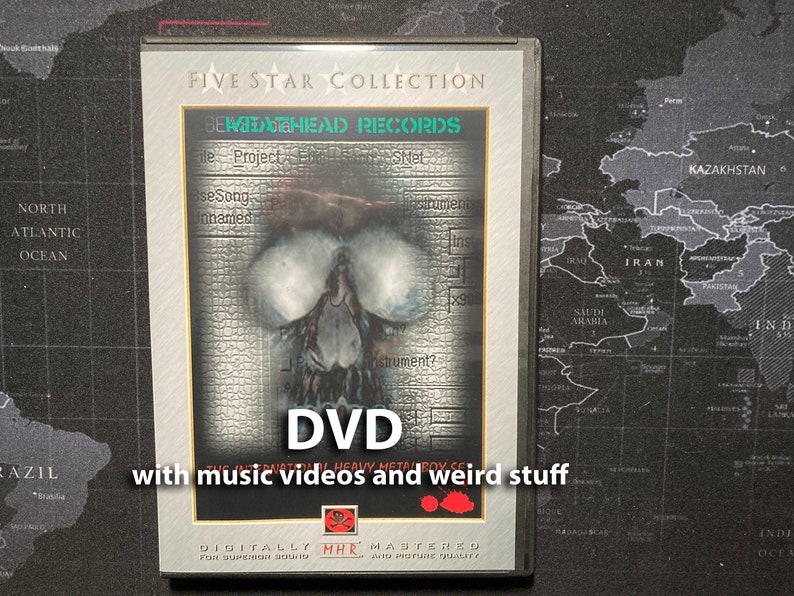 Może przedstawiać: Srebrna obudowa DVD z czarno-białym obrazem czaszki z przodu. Obudowa ma napis "FIVE STAR COLLECTION" i "BEMETEHEAD RECORDS" z przodu. Napis "DVD" znajduje się w białym polu z przodu obudowy. Napis "with music videos and weird stuff" znajduje się pod napisem DVD. Obudowa ma czarne tło z mapą świata.