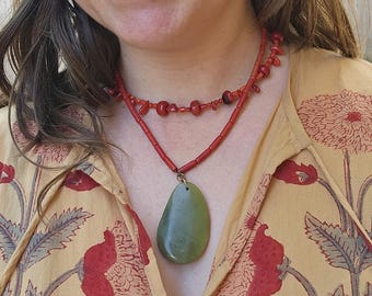 Collier bohème multicouche en argent sterling à pendentif corail et jade
