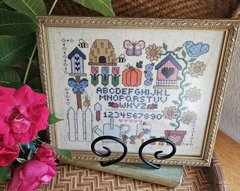 Décoration murale vintage brodée encadrée d'or - Alphabet & Garden