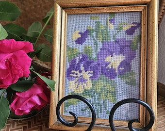 vintage Petites pensées florales printanières au point de croix | Cadre doré