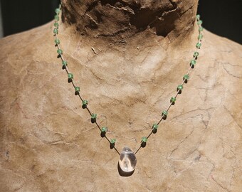 Collier noué en soie émeraude naturelle de Colombie