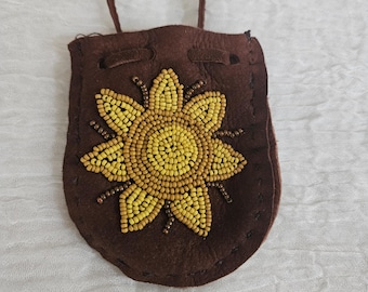 Pochette en cuir de daim avec perles ~ Soleil et lune