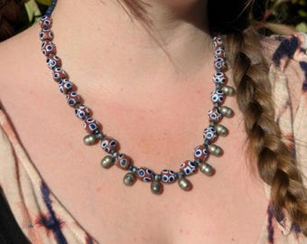 Collier de perles de commerce africain, lapis et cloches tribales