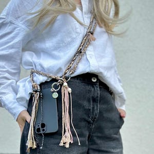 cordon de téléphone portable tissé à la main personnalisé | Macramé bohème avec perles en bois et perles acryliques | Cadeau streetwear minimaliste de style ethnique pour elle
