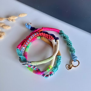 Handgemaakte macramé gepersonaliseerde telefoonband met bedel, niet verstelbaar, 112 - 130 cm. Voor telefoon, portemonnee, camera. Boho cadeau voor haar.