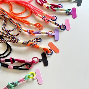 Personalisierter Handygurt Kordel | Knotengurt Stoffband | Paracord Handyband mit Neon Akzent | Geschenk für Sie