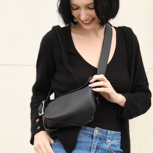 Bolso bandolera minimalista de piel granulada con correa ancha ajustable y hebilla plateada: riñonera unisex para viajes.