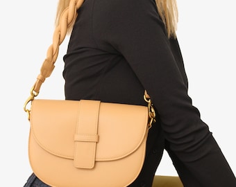 Leather Saddle Bag: Chic Crossbody Purse with Adjustable Straps
