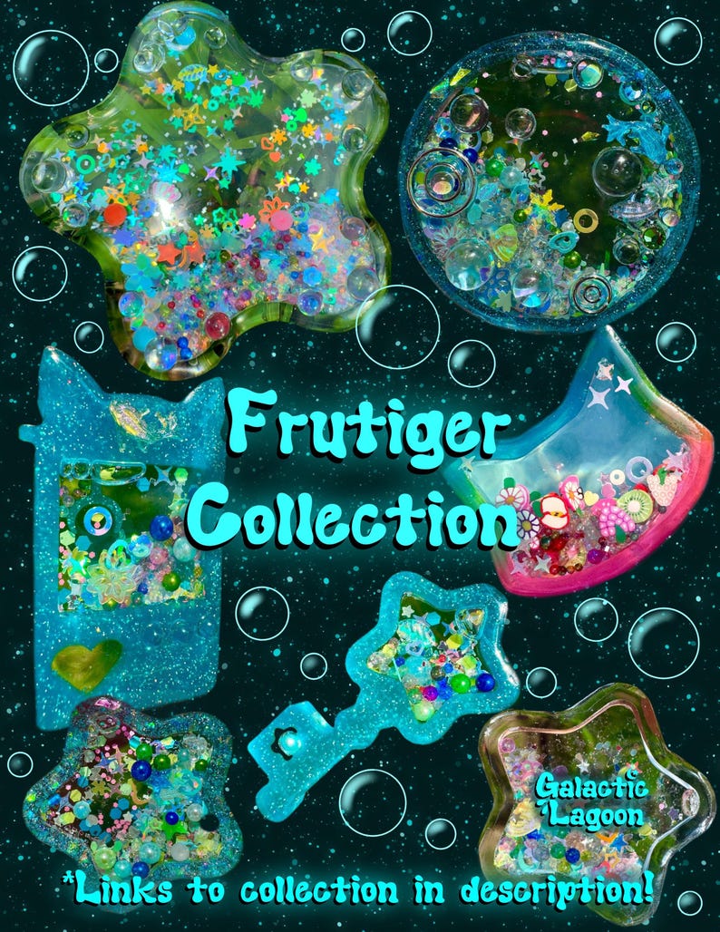Pode incluir: Uma cole&ccedil;&atilde;o de pingentes shaker de resina em v&aacute;rias formas, incluindo estrelas, um console de jogo port&aacute;til e uma chave, preenchidos com glitter, mi&ccedil;angas e lantejoulas coloridas. O texto diz Frutiger Collection e Galactic Lagoon com links.