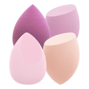 Könnte beinhalten: Set aus vier Make-up-Schwämmen in verschiedenen Farben und Formen. Die Schwämme bestehen aus weichem, porösem Material und sind zum Auftragen von Make-up gedacht.