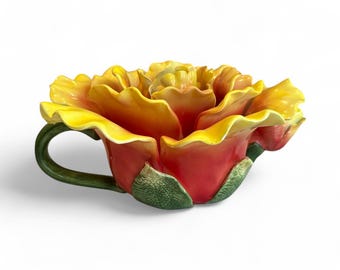 装飾的な黄色と赤の花をテーマにした陶器のティーポット