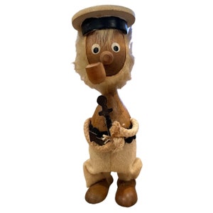 Marinheiro japonês de madeira vintage ou capitão de navio segurando estatueta de âncora