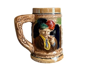 1970年代の茶色の男性と子供をテーマにした陶器製の取っ手付きビールジョッキまたはマグカップ