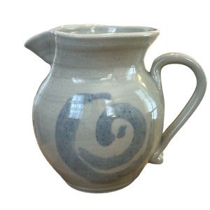 Brocca in ceramica smaltata grigio chiaro con disegno astratto a spirale