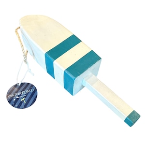 Boya náutica de madera azul y blanca de Cynthia Rowley con etiqueta