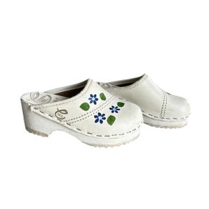 Begagnade barnträskor i cederträ med vita läderblommor, storlek 23, storlek 23
