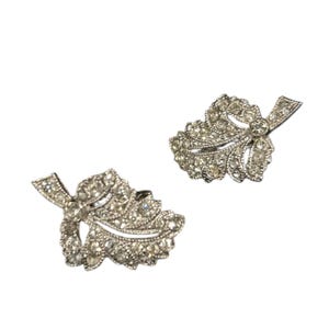 40s Ora Sweet Rhinestone Tiny Leaf Rhodium Plated Clip-On Earrings