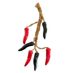 Keramik rote und schwarze Chilischoten Wandbehang an einem Seil