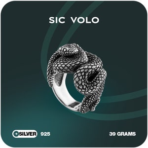 Puede incluir: Un anillo de serpiente de plata con un acabado texturizado. El anillo está hecho de plata de ley 925 y pesa 39 gramos. SIC VOLO.